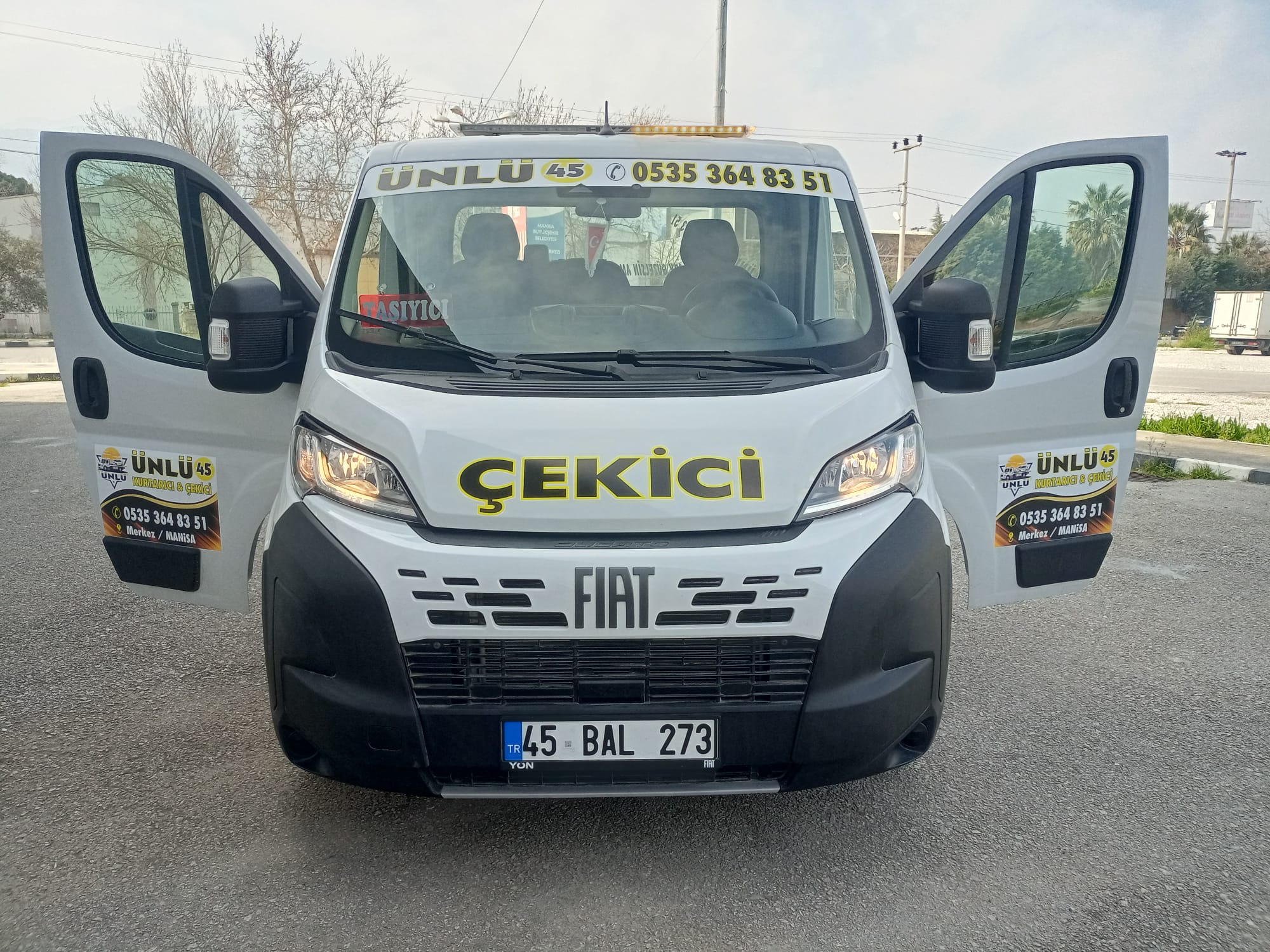 Ünlü45 çekici açık kapılar ön görünüm